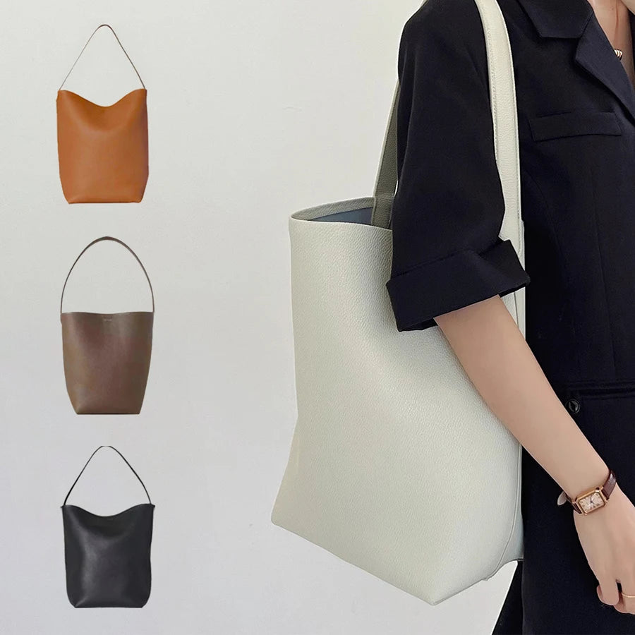 Valentina Aria Medium bucket bag in Beige, worn