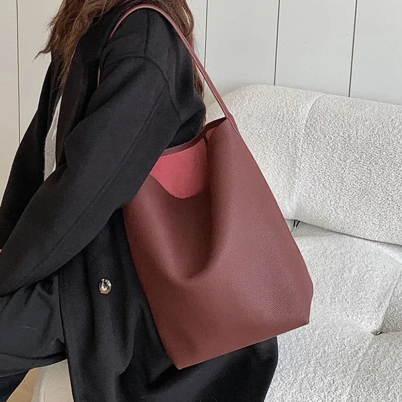 Valentina Tela Small bucket bag in Burgundy