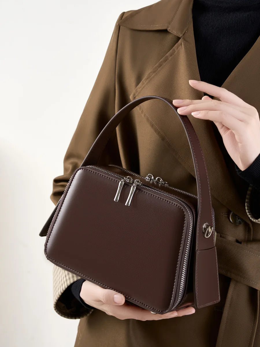 Valentina Luce shoulder bag in Black, side view