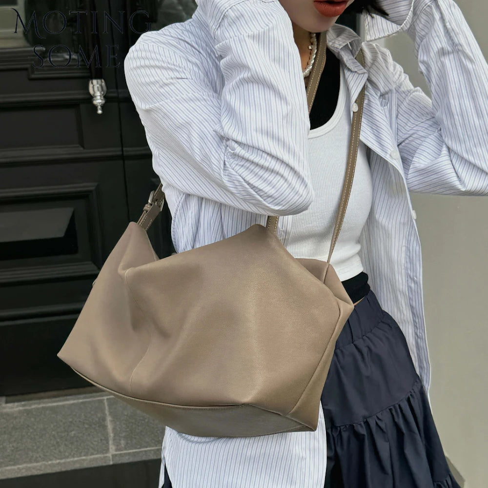 Valentina Velluto Large hobo in Caramel, worn