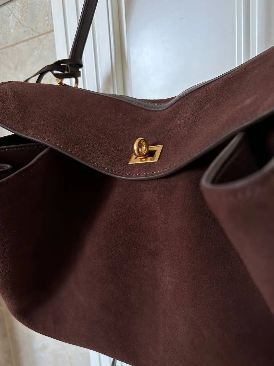 Valentina Dolce Small tote in Coffee, worn