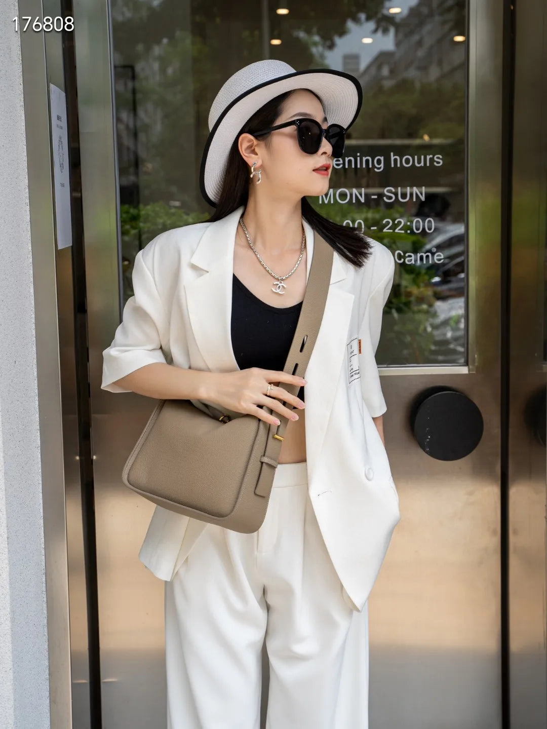 Valentina Asti tote in Elephant Grey, worn