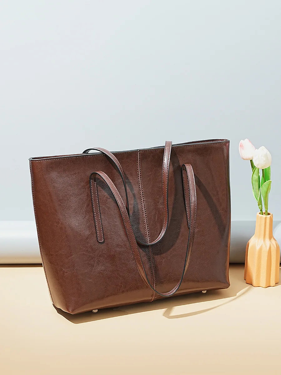 Valentina Molo tote in Cherry, back view