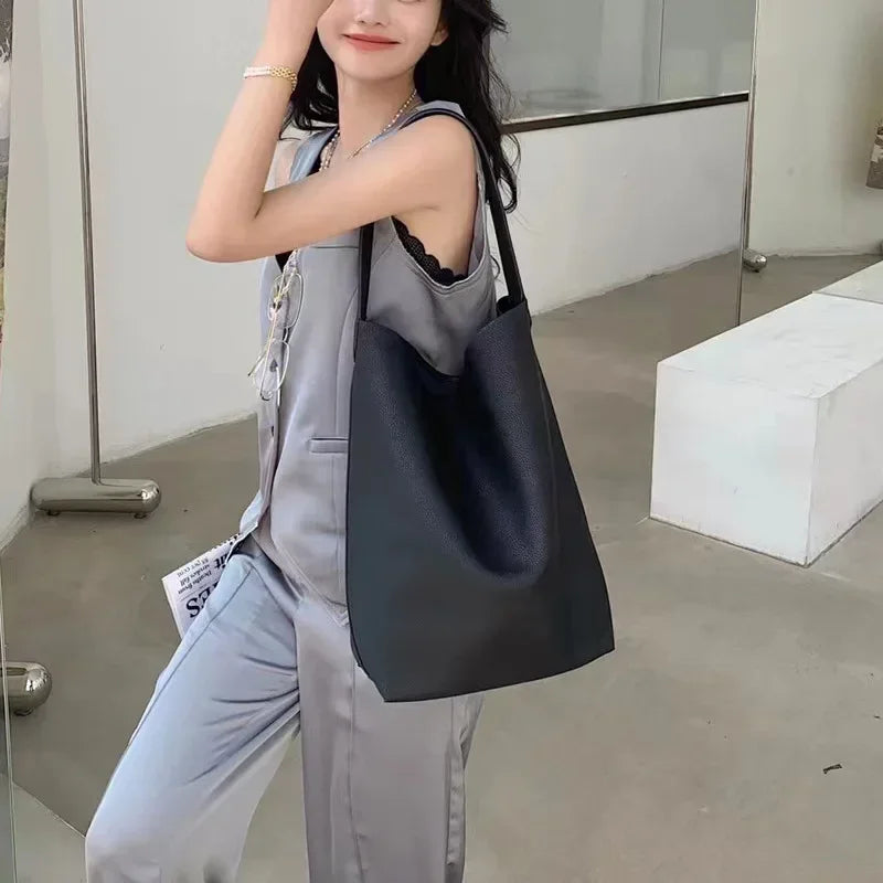 Valentina Tela Large bucket bag in Black