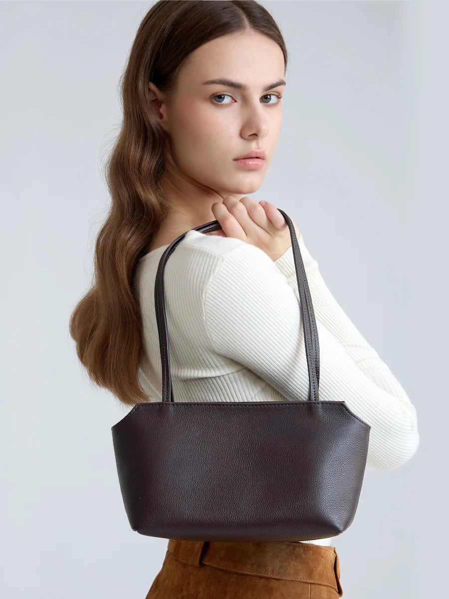 Valentina Capri tote in Black, detail