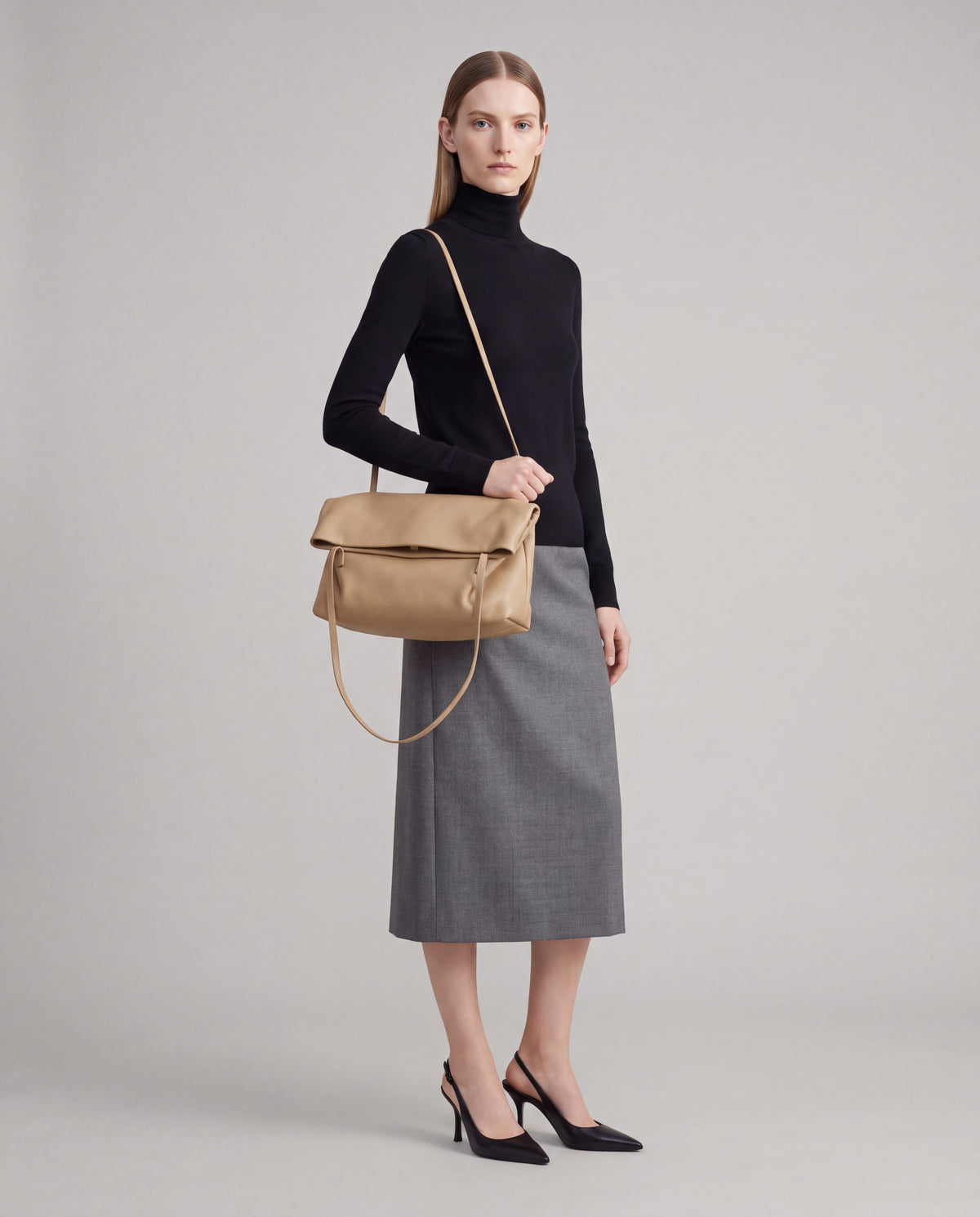Ambra bag in Beige – worn by model, full length