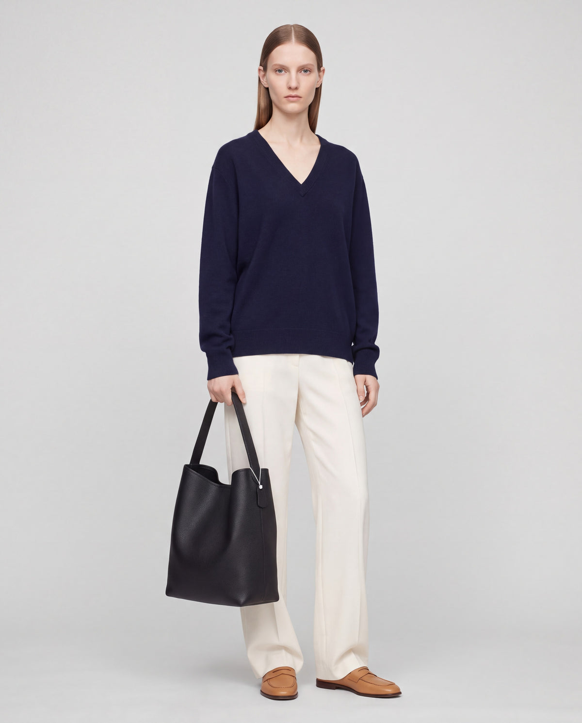 Aria Medium bag in Black – worn by model, full length