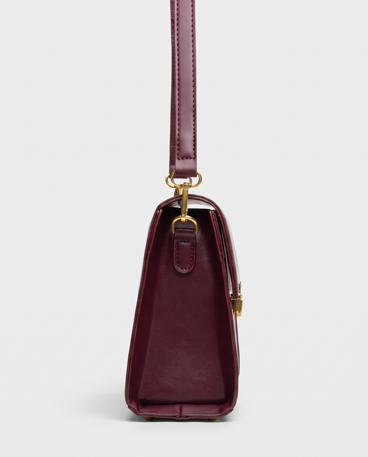 Bloc square vegan leather crossbody bag in Cherry – side view
