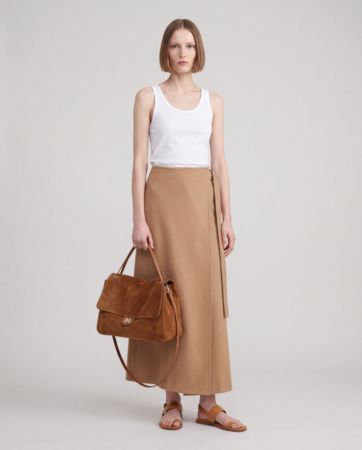 Brio Large bag in Caramel – worn by model, full length
