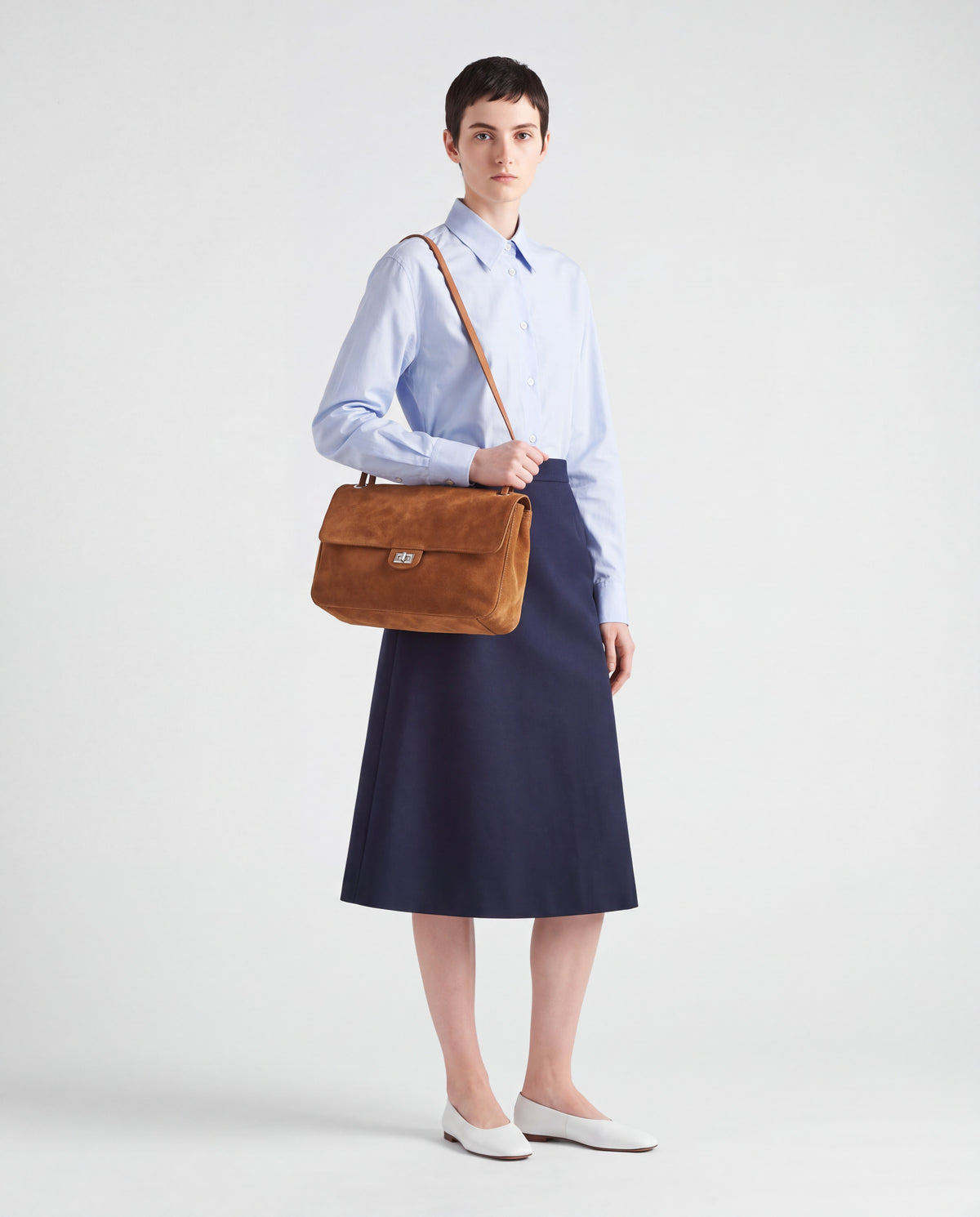 Brio Small bag in Caramel – worn by model, full length