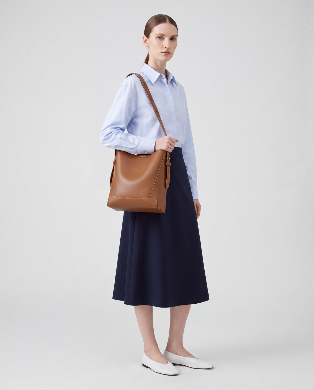 Calce bag in Cognac – worn by model, full length