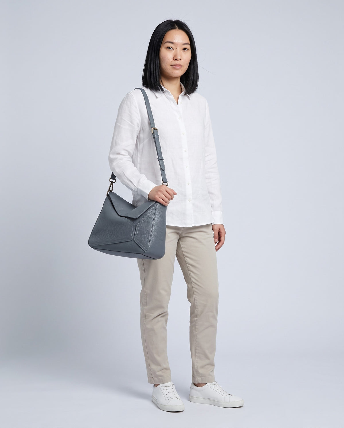 Model wearing the Camogli shoulder bag in Slate – full-length view
