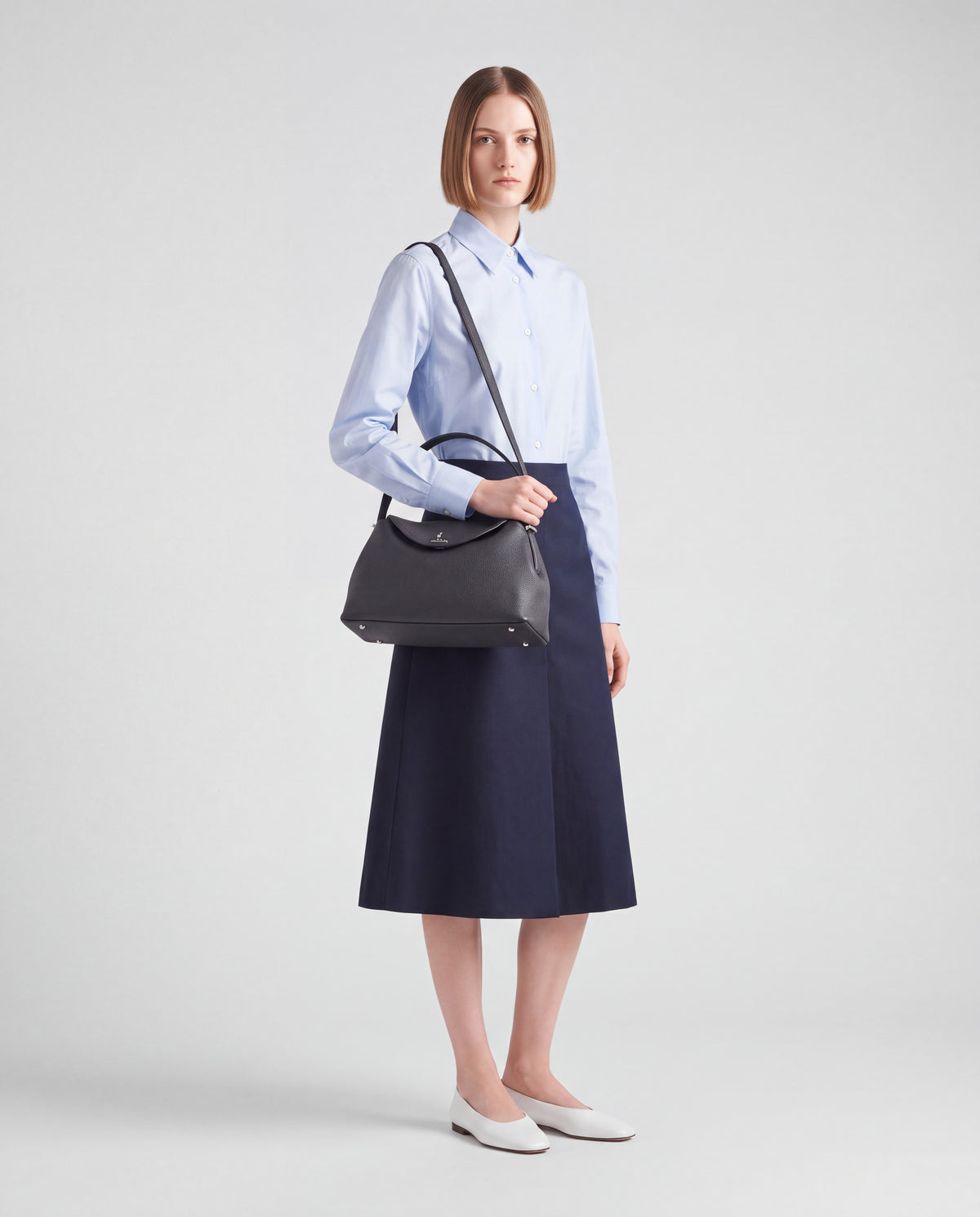 Como bag in Charcoal – worn by model, full length