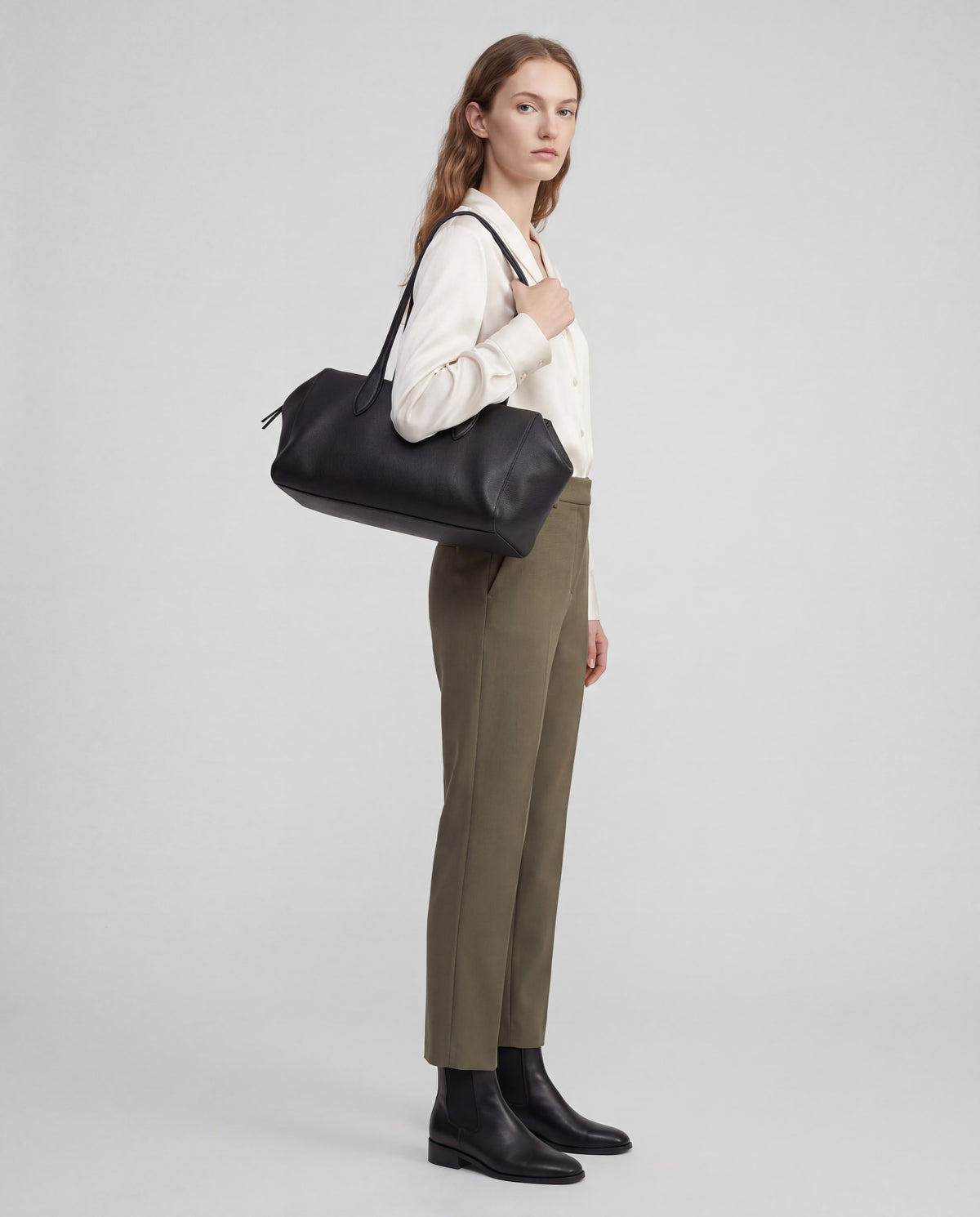 Cortina bag in Onyx – worn by model, full length