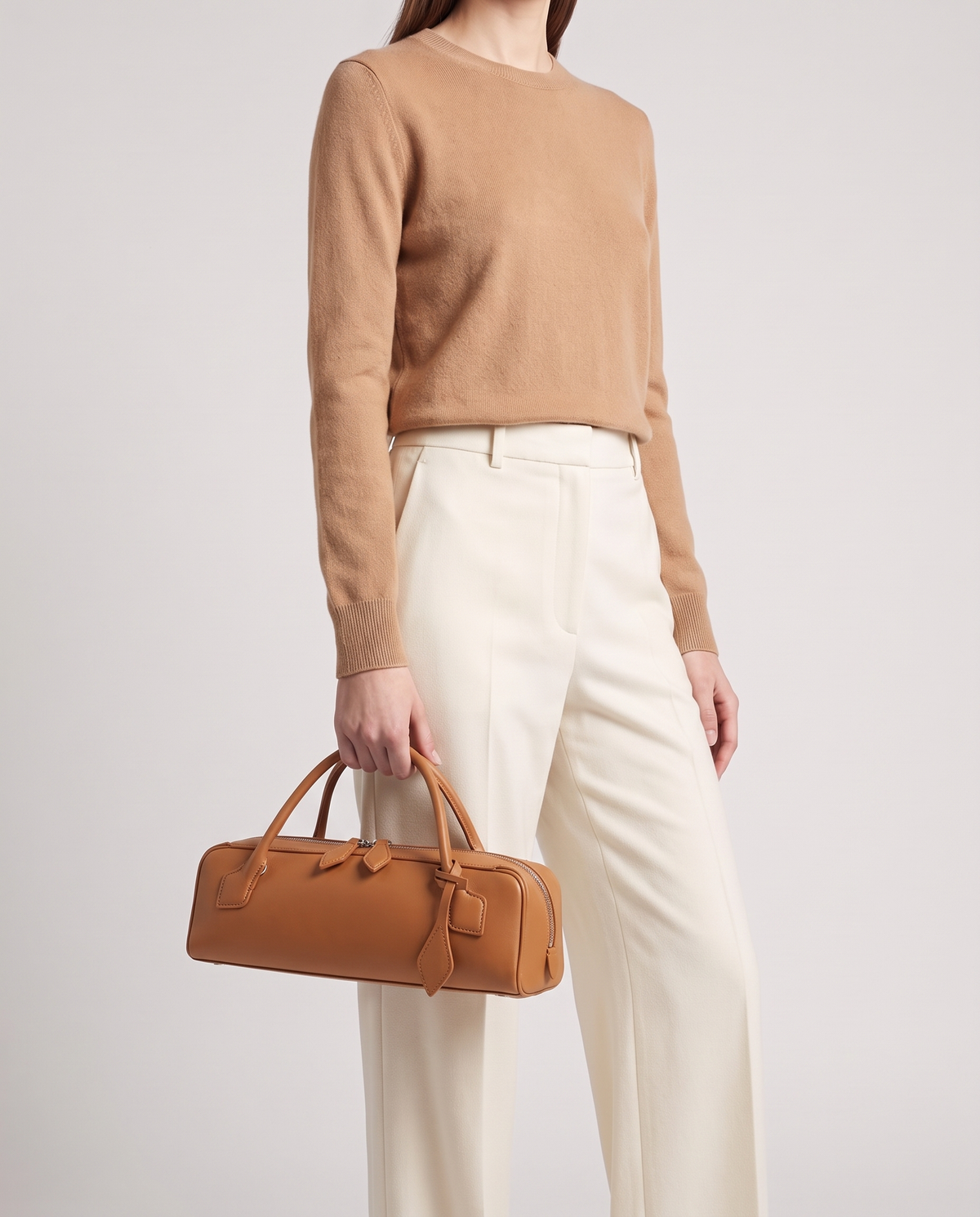 Curve leather barrel bag in Caramel – model carrying it