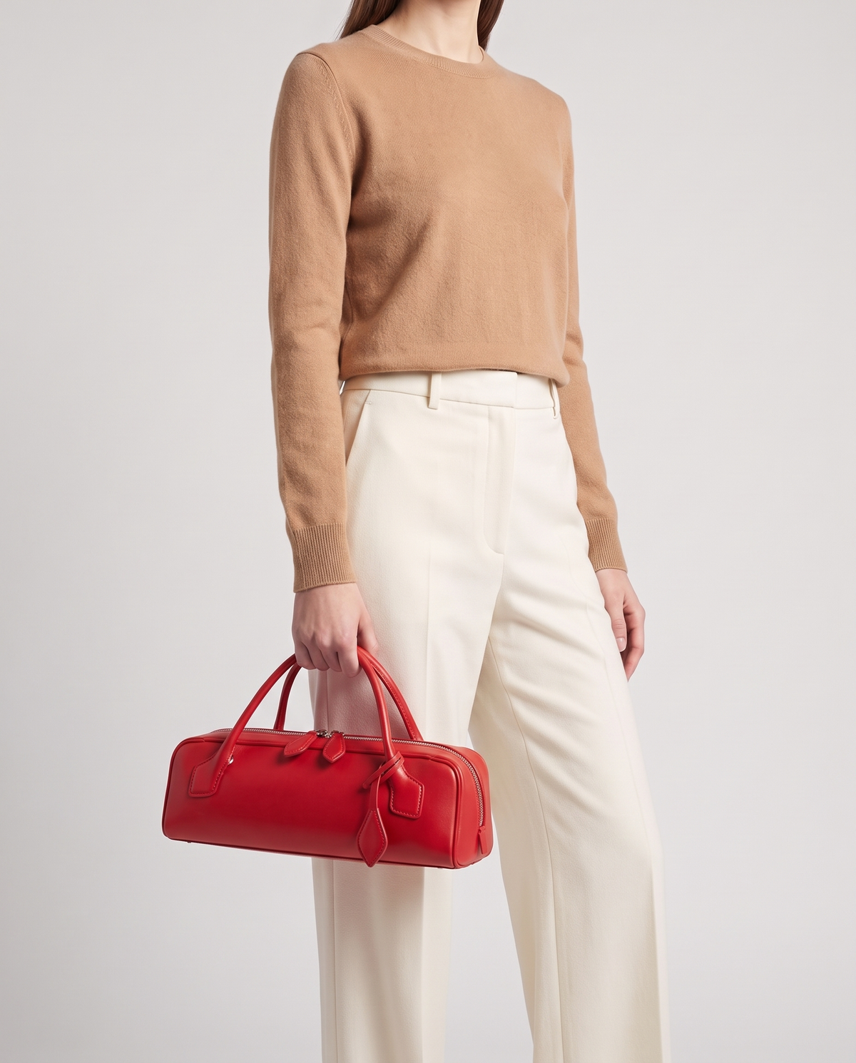 Curve leather barrel bag in Red – model carrying it