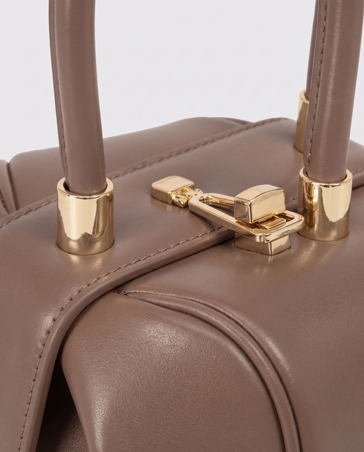 Dumpling Maxi leather top-handle bag in Nude – close-up of the gold twist-lock and handle fittings