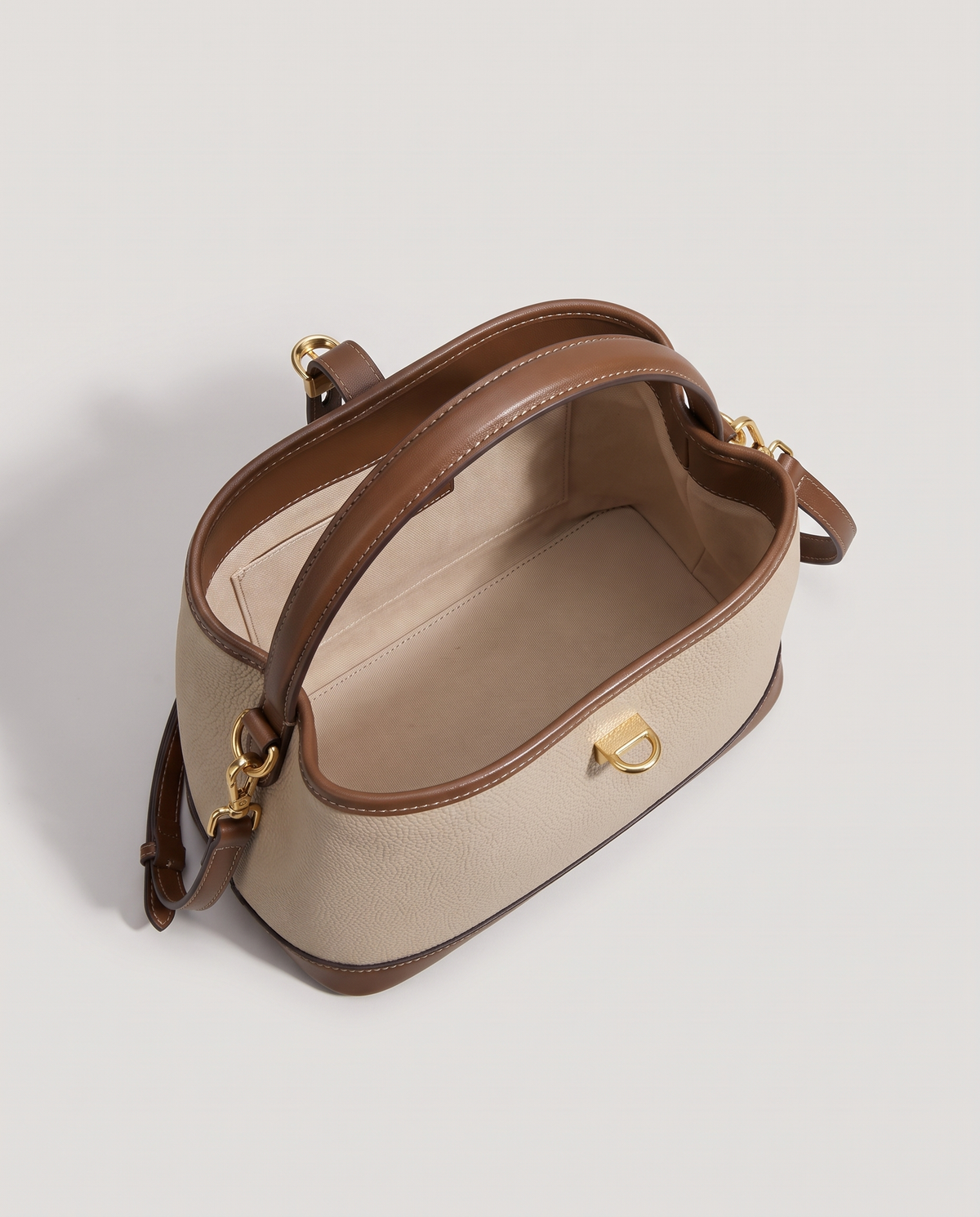 Fiora carryall bag in Beige – view from above into the lined interior