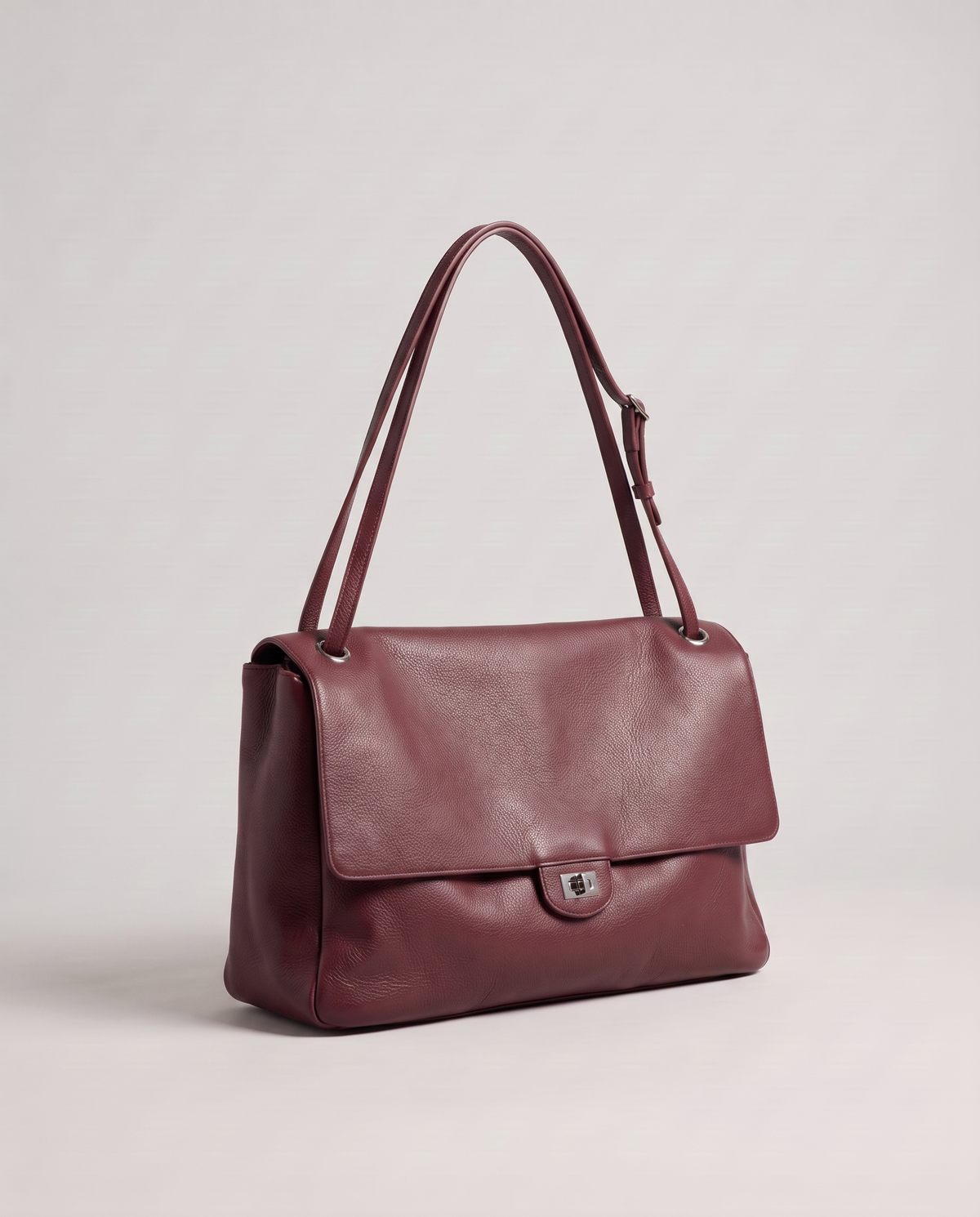 Fiume leather shoulder bag in burgundy, three-quarter view