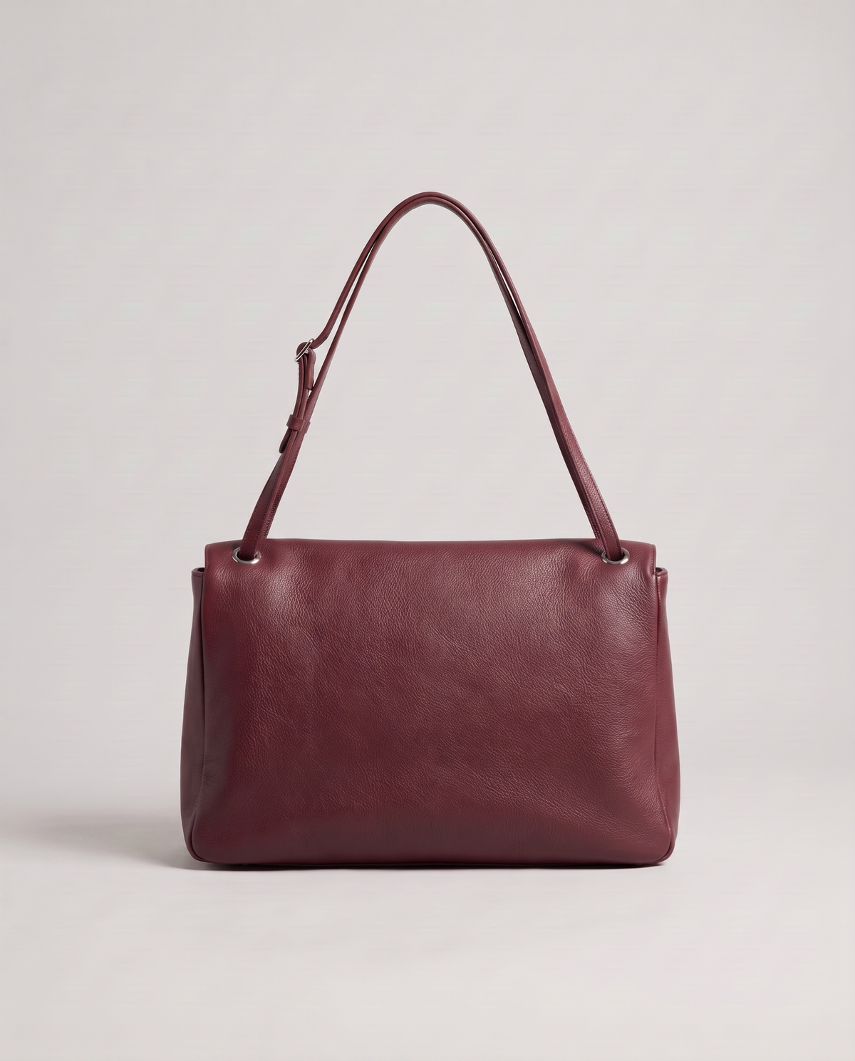 Fiume leather shoulder bag in burgundy, back view