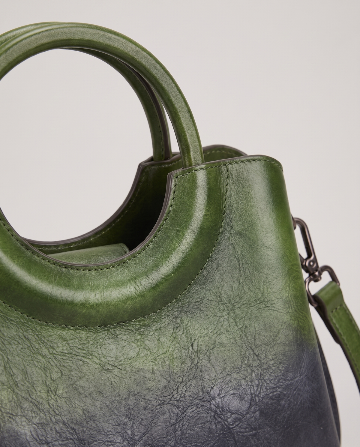 Ombra hand-painted ombré leather bag in Green – close-up of the ring handle and hand-painted ombré finish