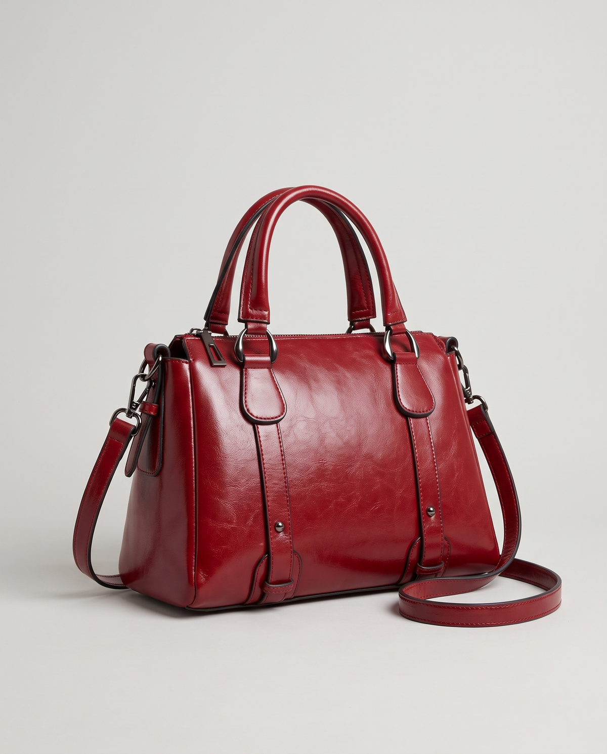 Harlow leather handbag in Red – three-quarter view with the shoulder strap attached