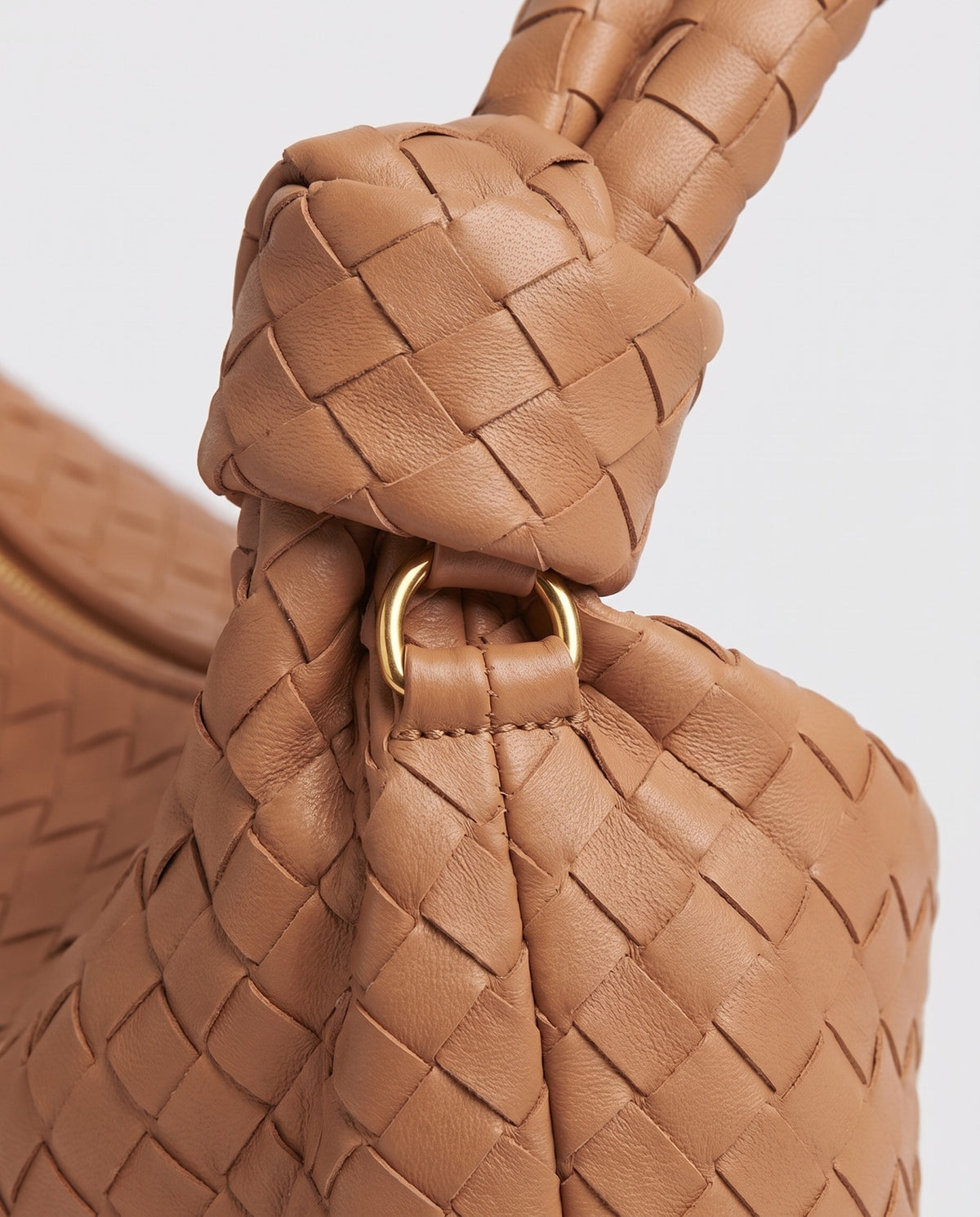 Knot Maxi woven leather shoulder bag in Caramel – close-up of the knotted handle and woven leather