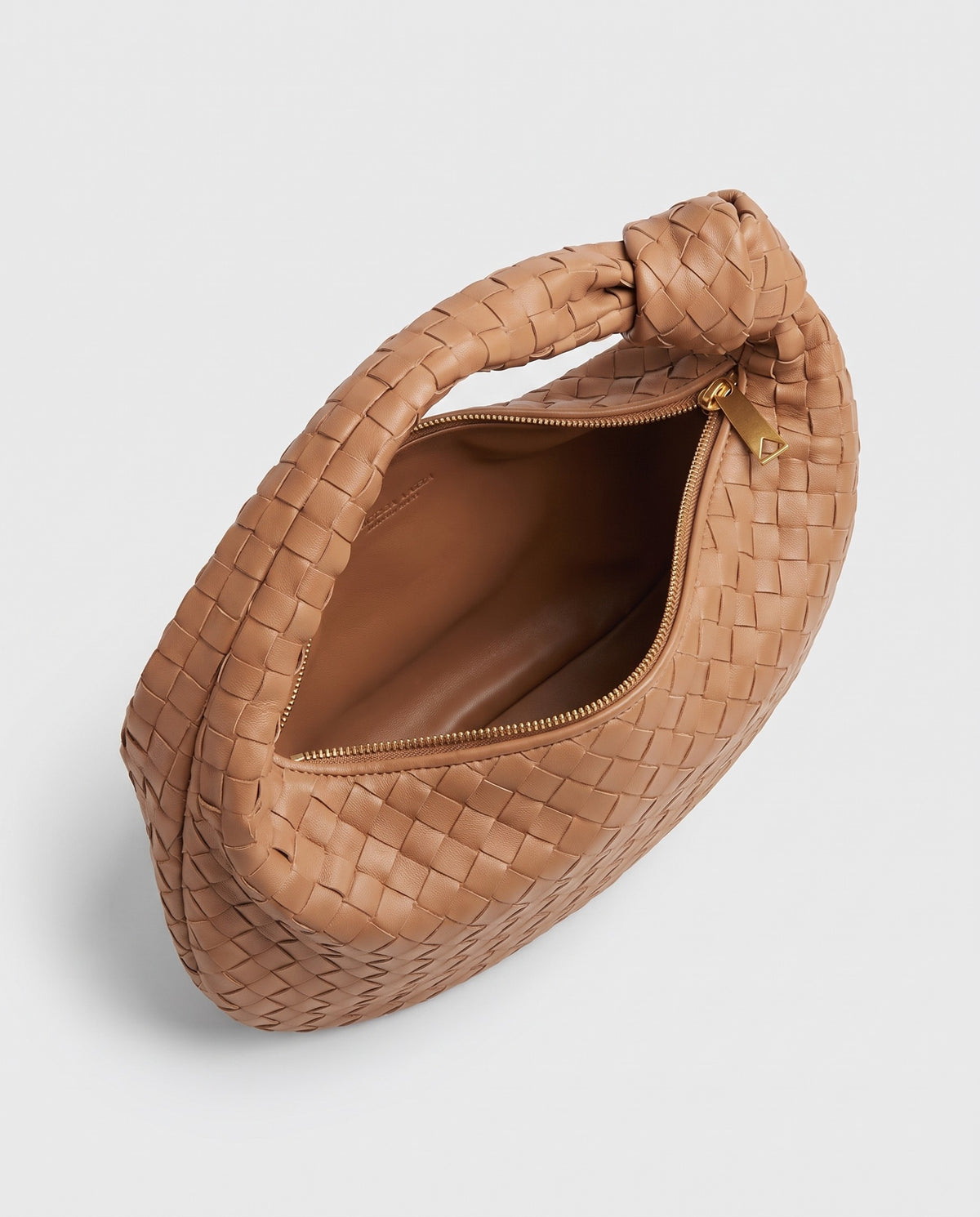 Knot Maxi woven leather shoulder bag in Caramel – inside view with the zip open