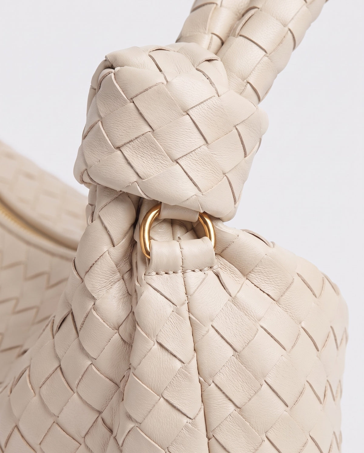 Knot Maxi woven leather shoulder bag in White – close-up of the knotted handle and woven leather