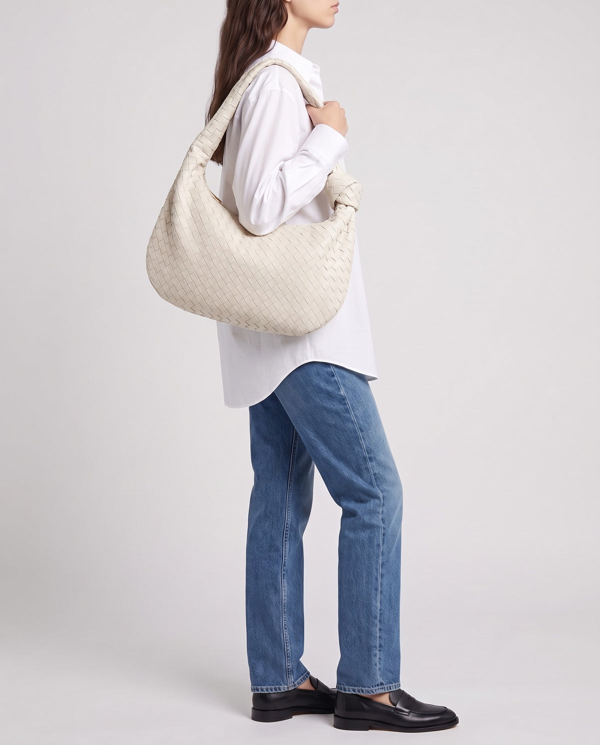 Knot Maxi woven leather shoulder bag in White – model carrying it on the shoulder