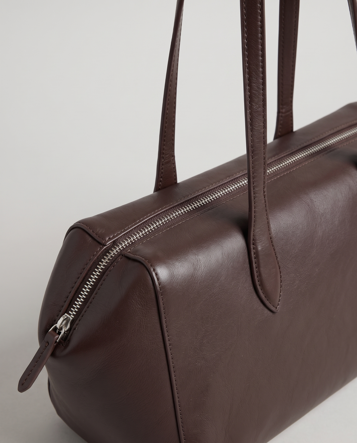 Lira shoulder bag in espresso, zip and strap detail