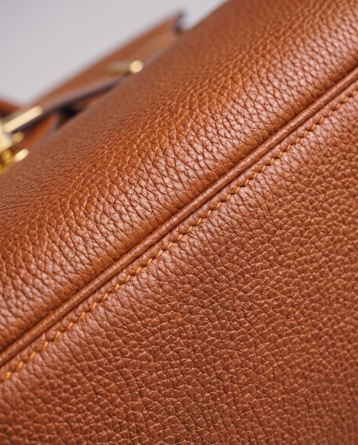 Lock Extra Large leather top-handle bag in Caramel – close-up of the pebbled leather and stitching