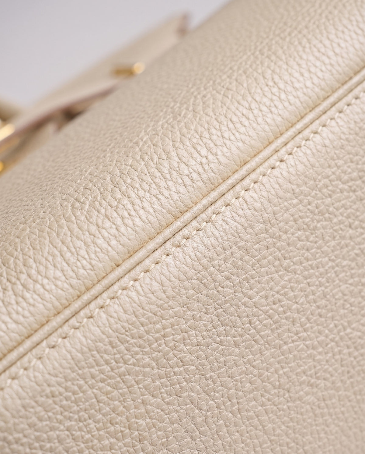 Lock Extra Large leather top-handle bag in Cream – close-up of the pebbled leather and stitching