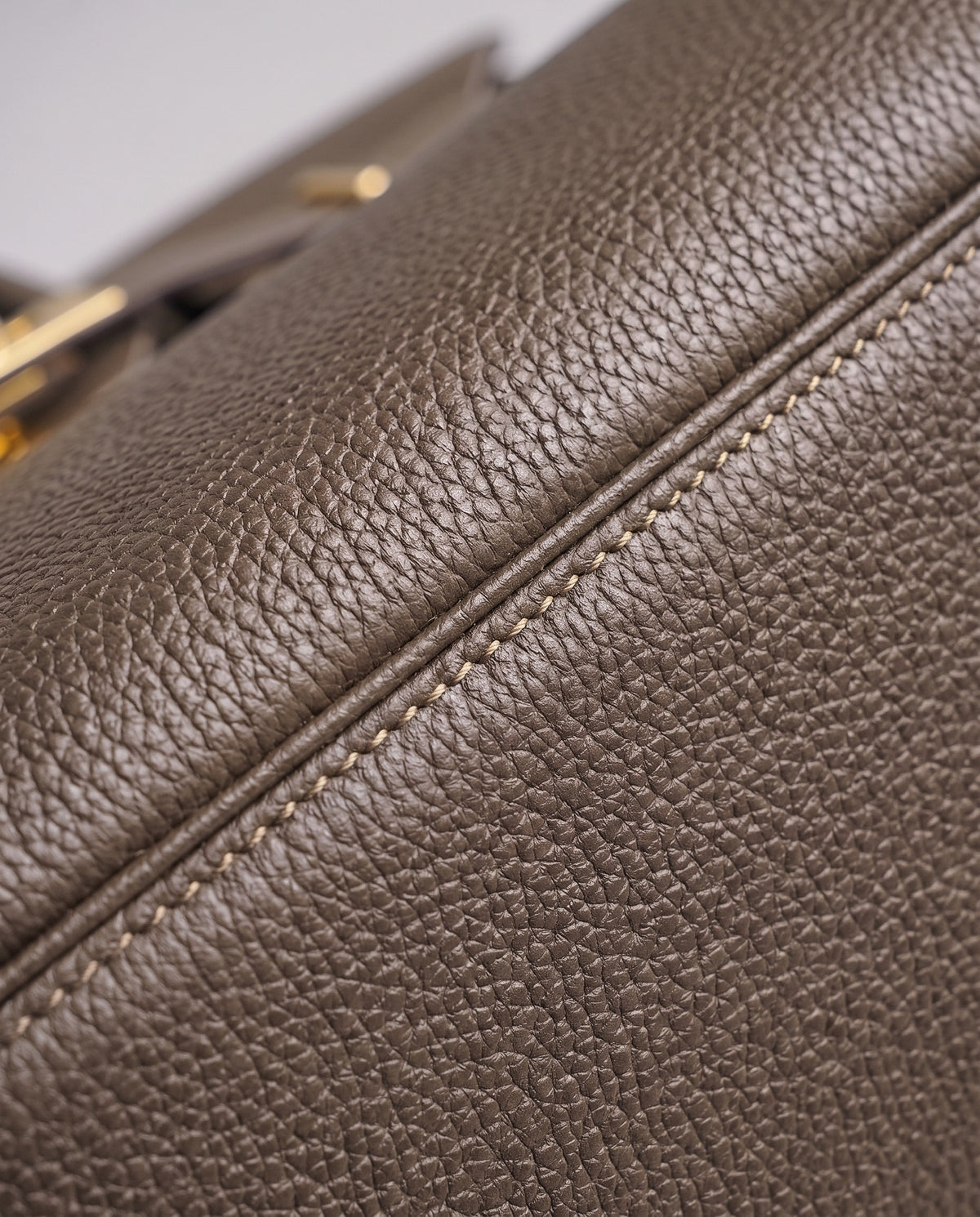 Lock Extra Large leather top-handle bag in Taupe – close-up of the pebbled leather and stitching