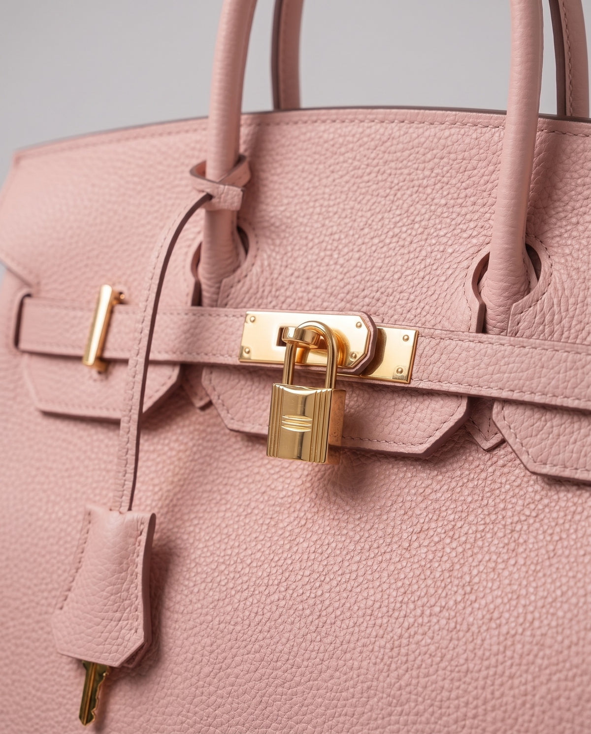 Lock Large leather top-handle bag in Blush – close-up of the gold turn-lock and padlock
