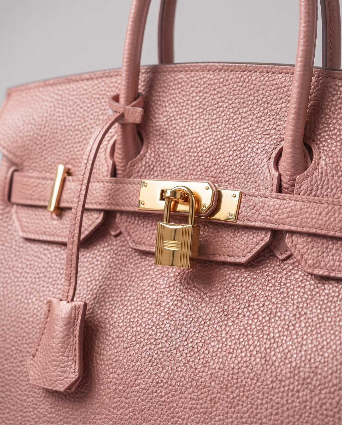 Lock Medium leather top-handle bag in Blush – close-up of the gold turn-lock and padlock