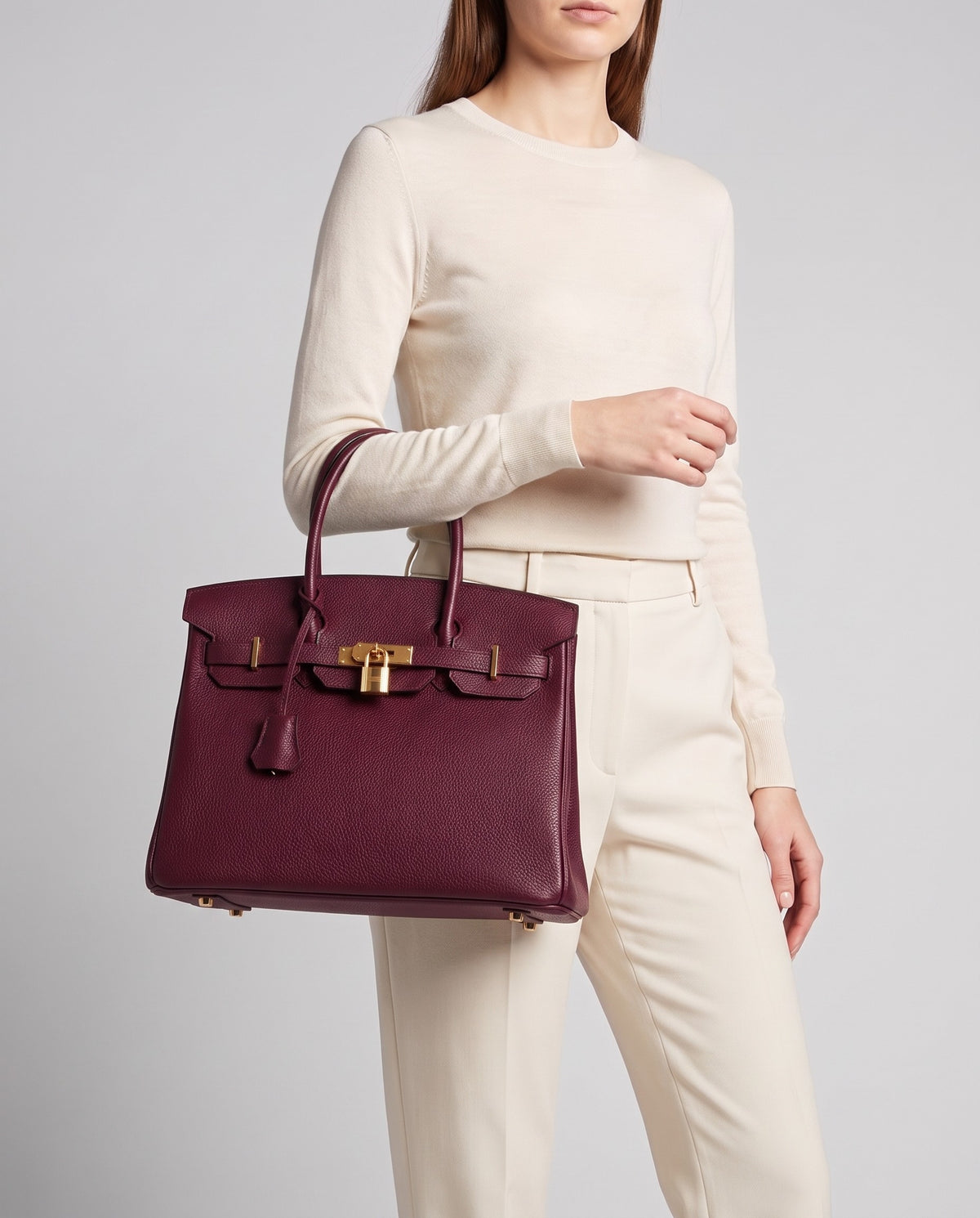Lock Medium leather top-handle bag in Bordeaux – model carrying it