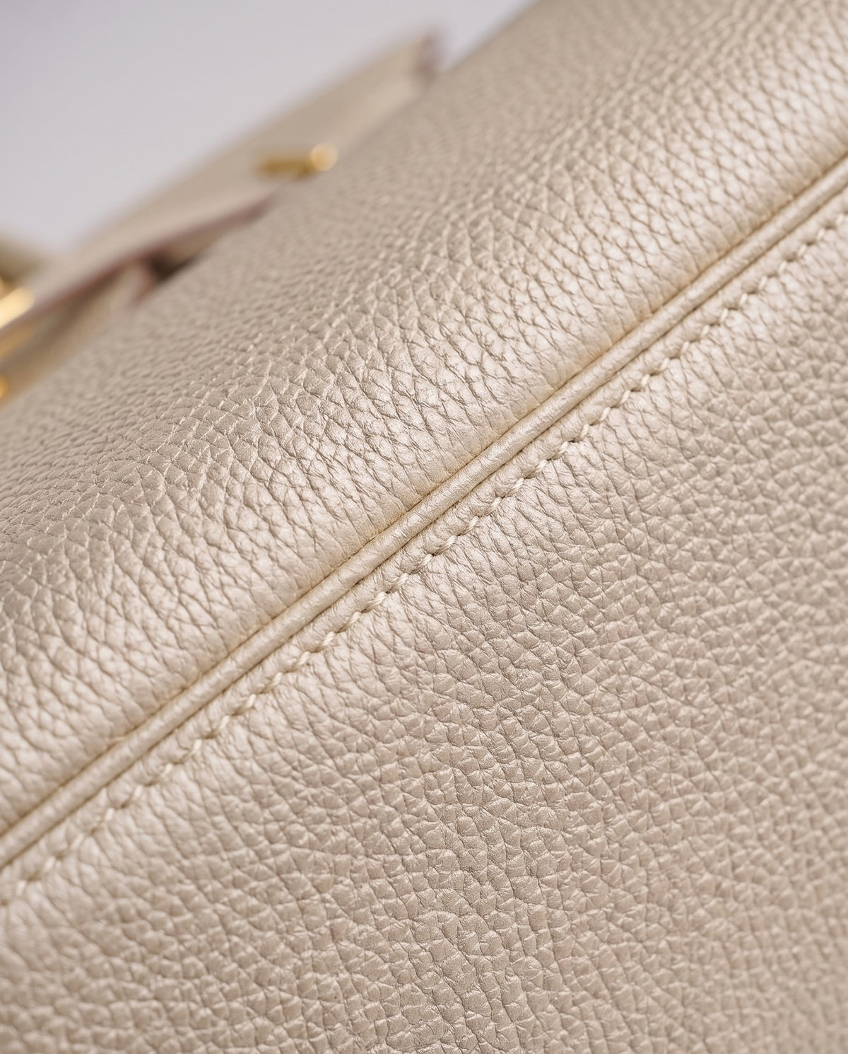 Lock Medium leather top-handle bag in Cream – close-up of the pebbled leather and stitching