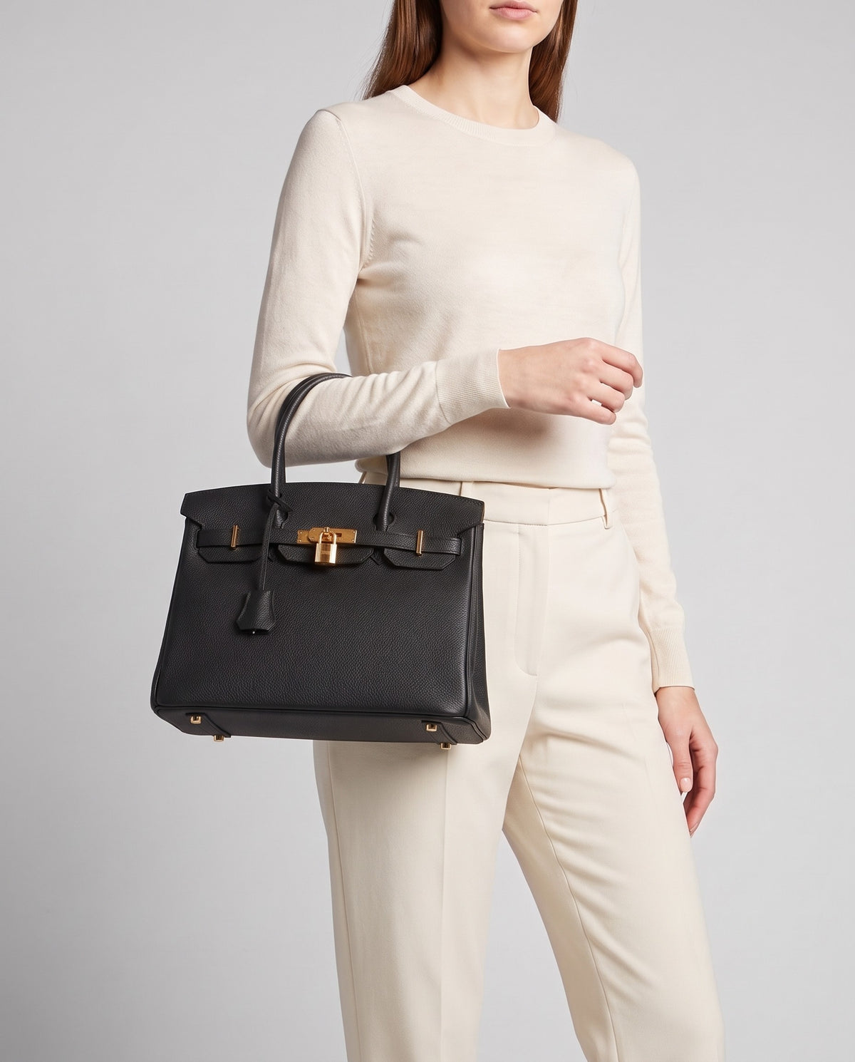 Lock Small leather top-handle bag in Black – model carrying it