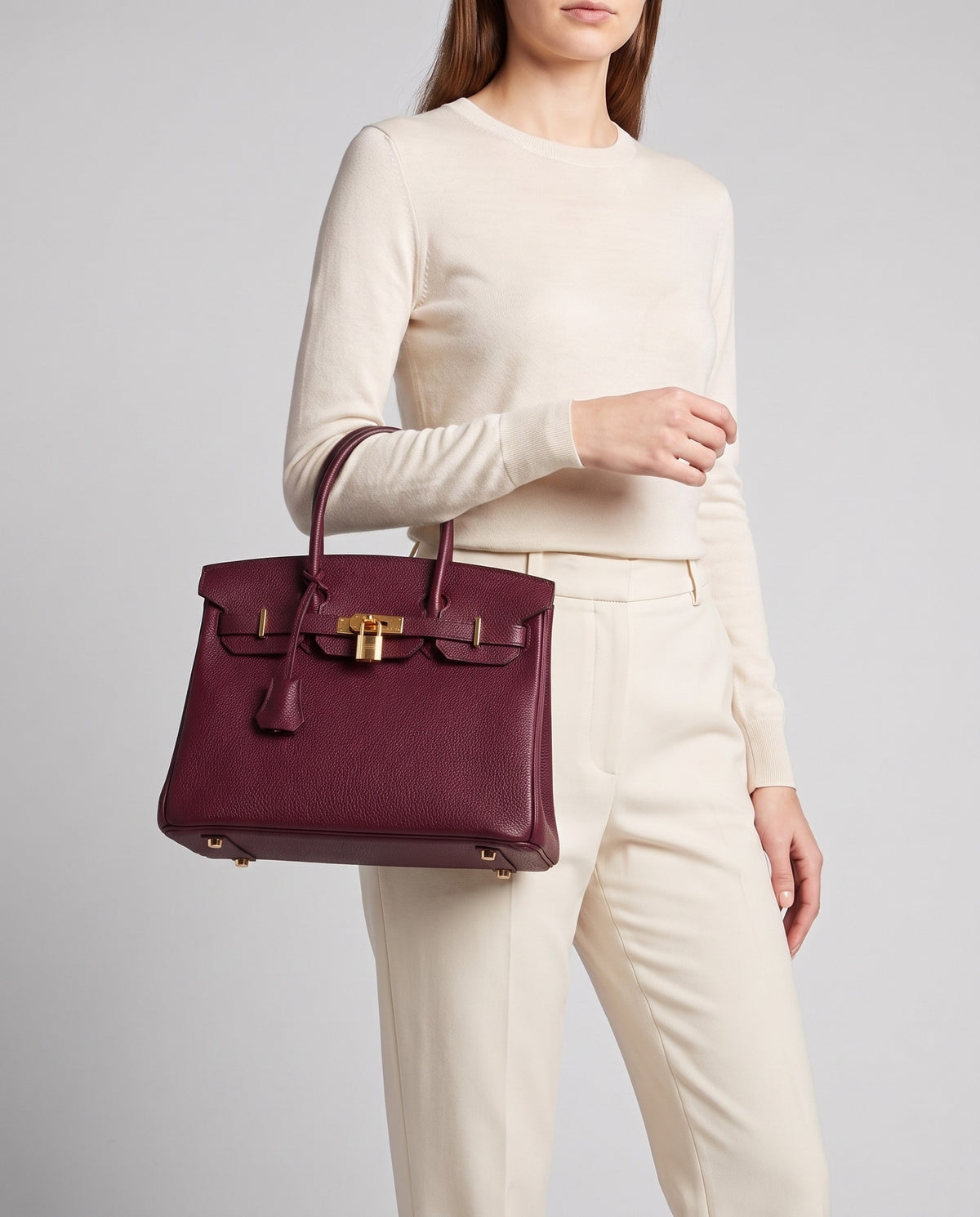 Lock Small leather top-handle bag in Bordeaux – model carrying it