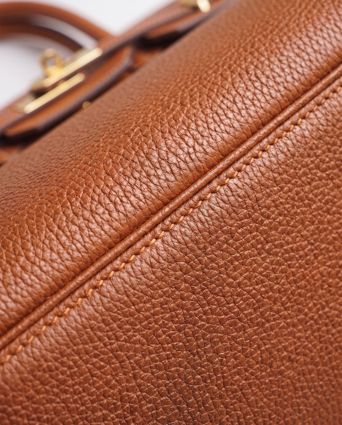 Lock Small leather top-handle bag in Caramel – close-up of the pebbled leather and stitching