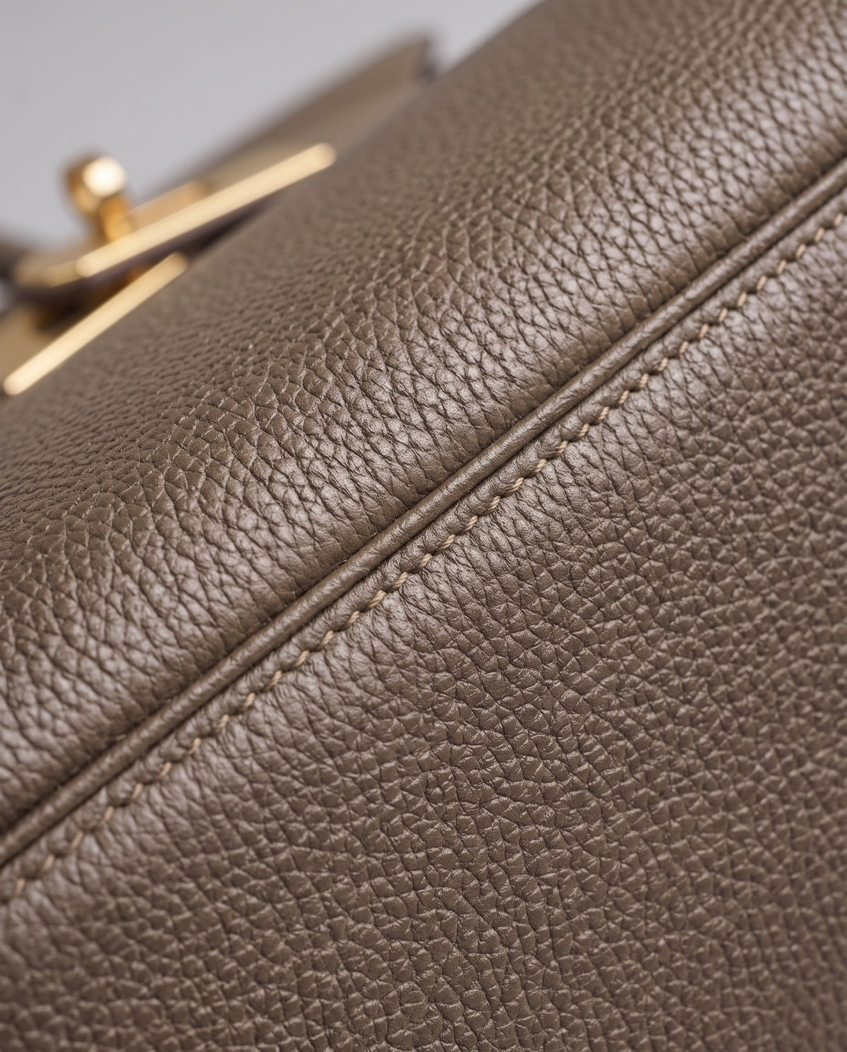 Lock Small leather top-handle bag in Taupe – close-up of the pebbled leather and stitching