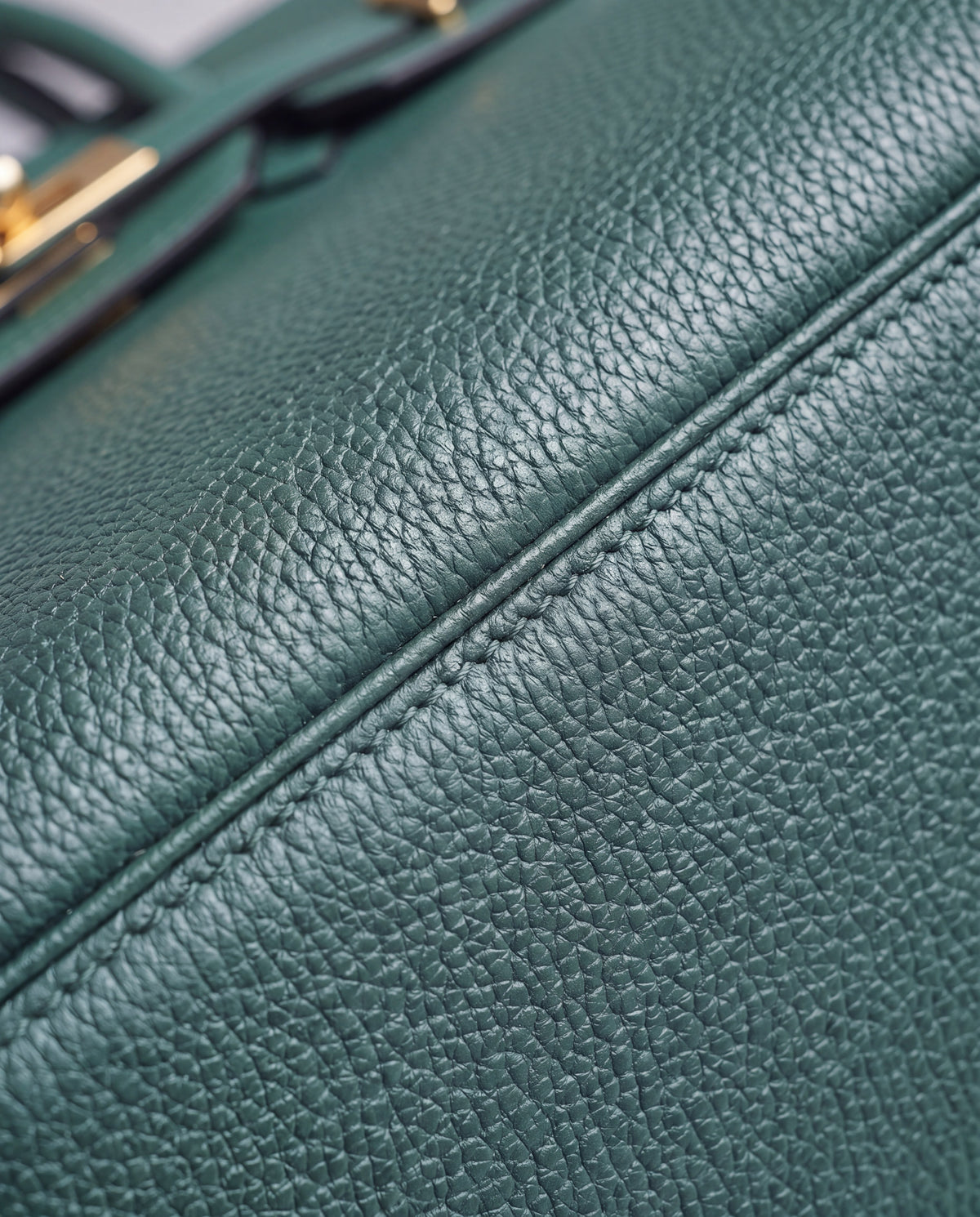 Lock Small leather top-handle bag in Velvet Green – close-up of the pebbled leather and stitching