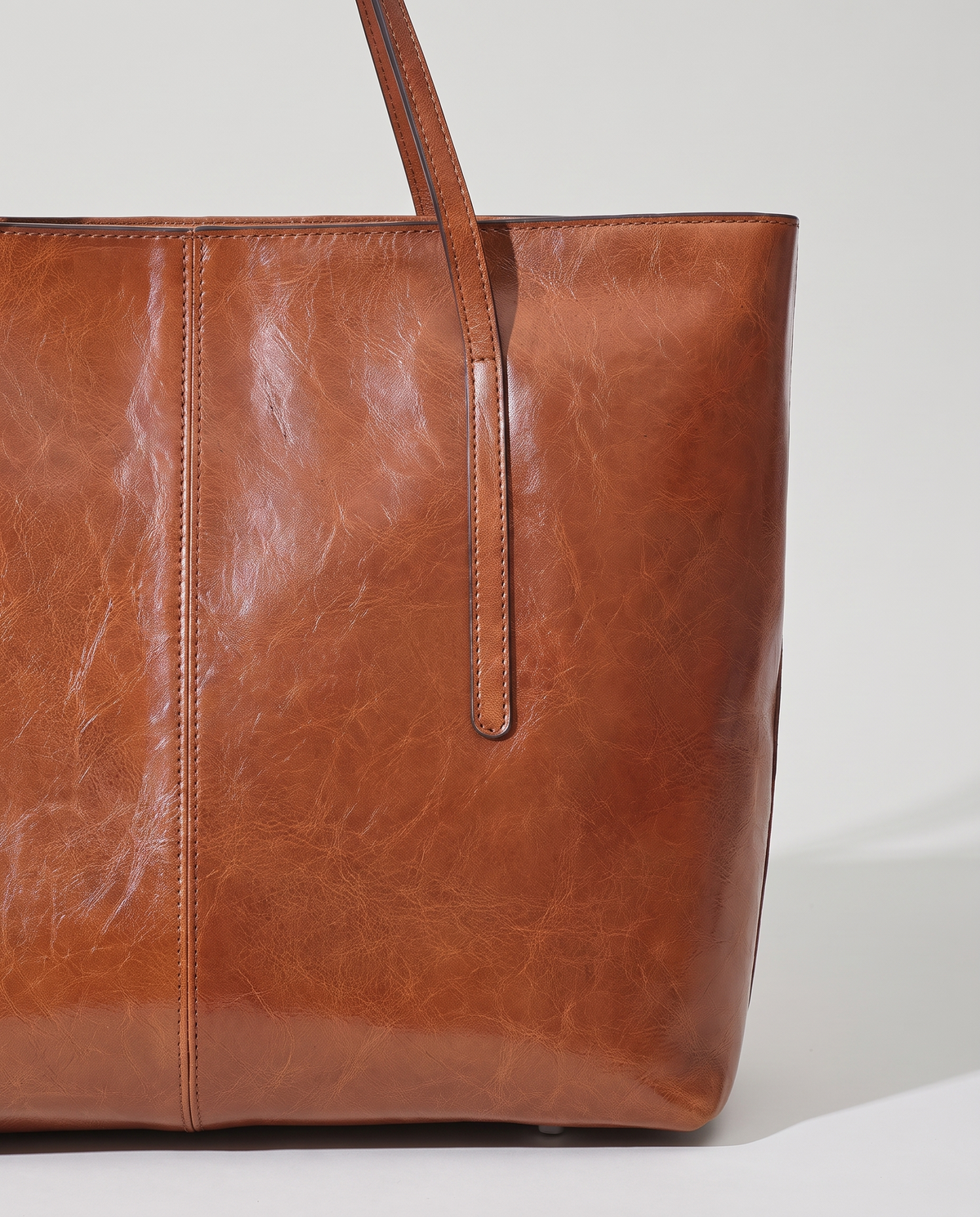 Molo oil-waxed leather tote in cognac, hardware and leather detail