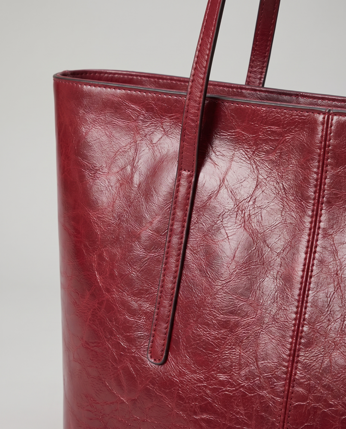 Molo oil-waxed leather tote in red, hardware and leather detail