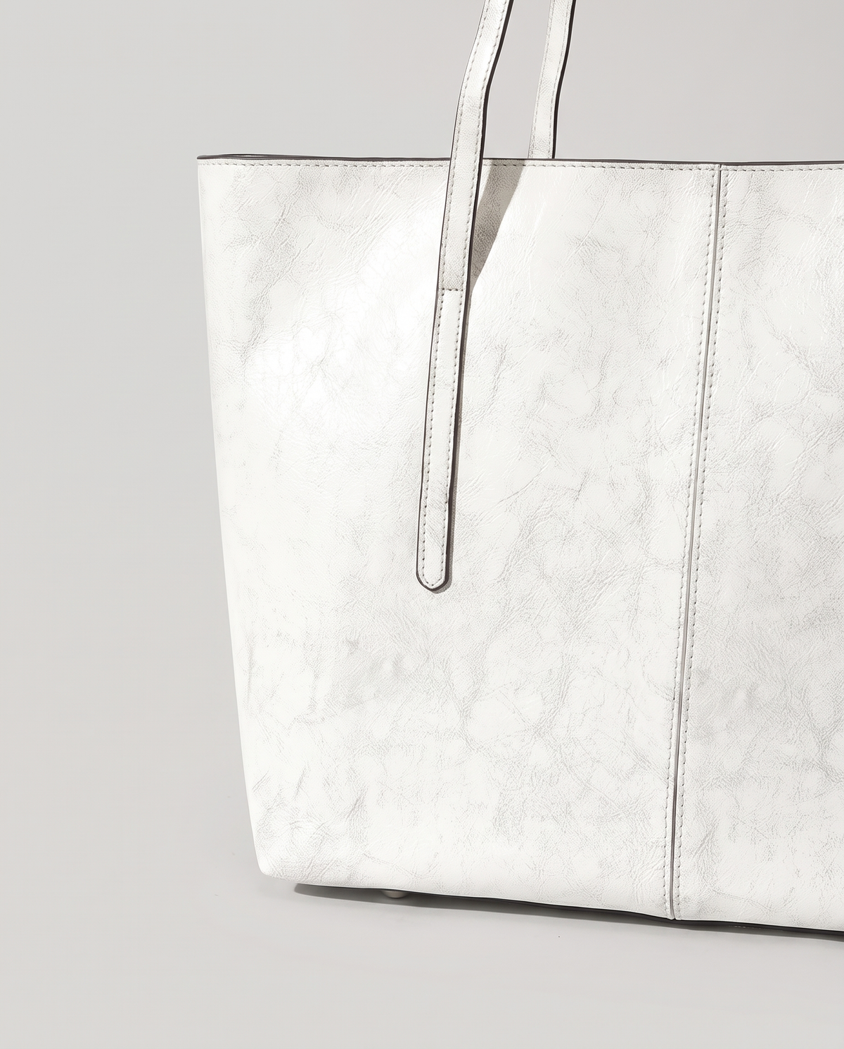 Molo oil-waxed leather tote in white, hardware and leather detail