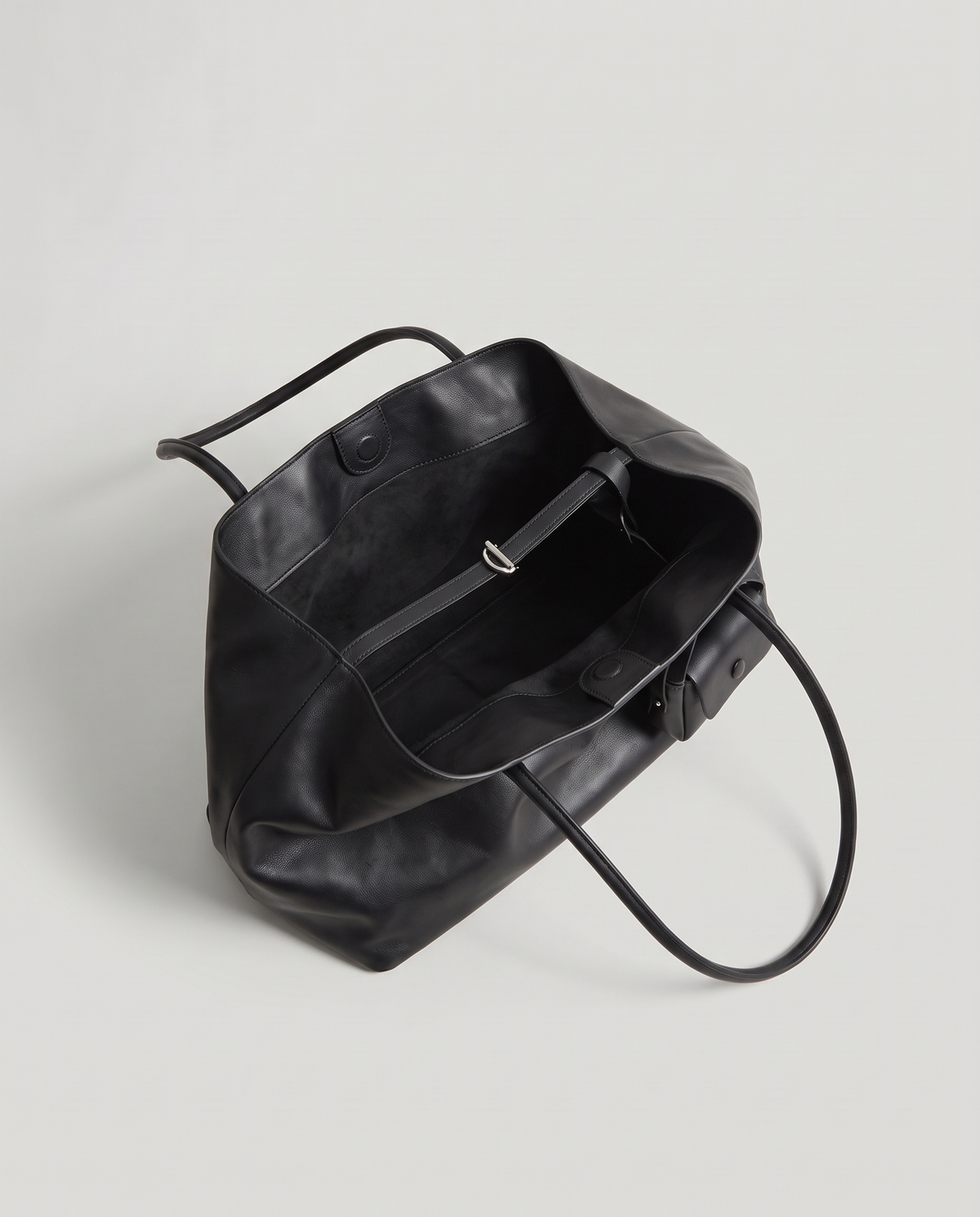 Nido leather tote in Black – view from above into the open tote