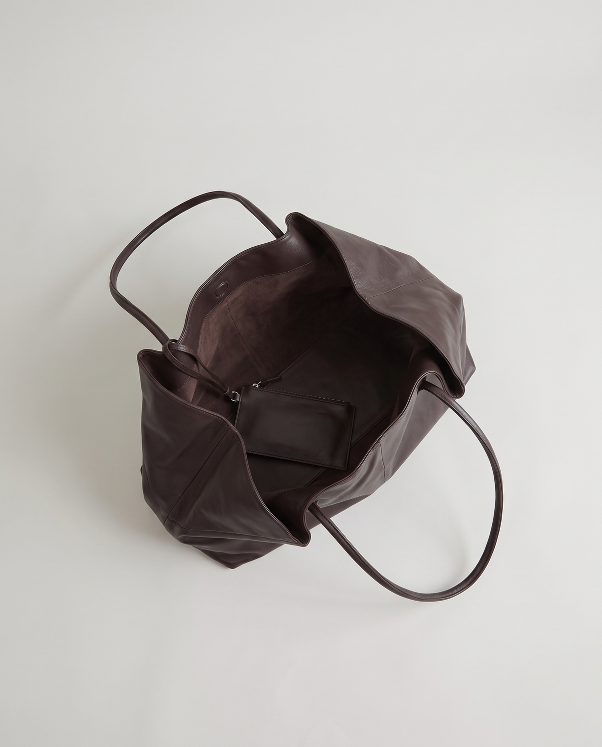 Nido leather tote in Chocolate – view from above into the open tote