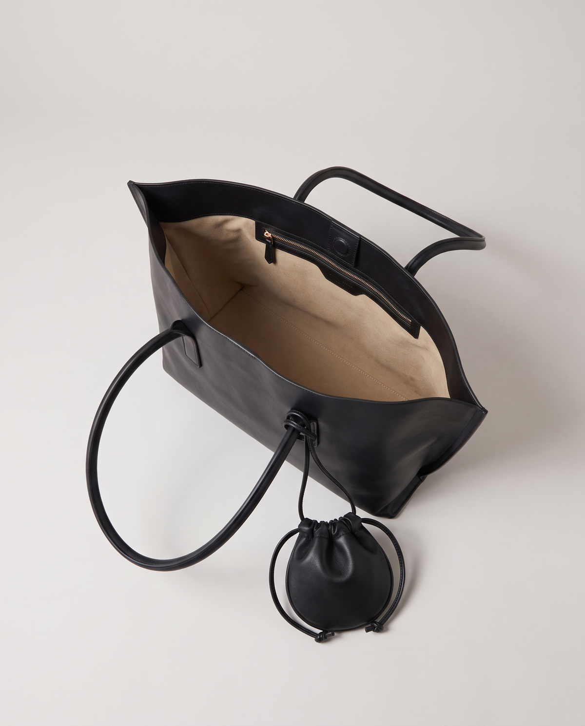 Noce tote in black, open showing interior