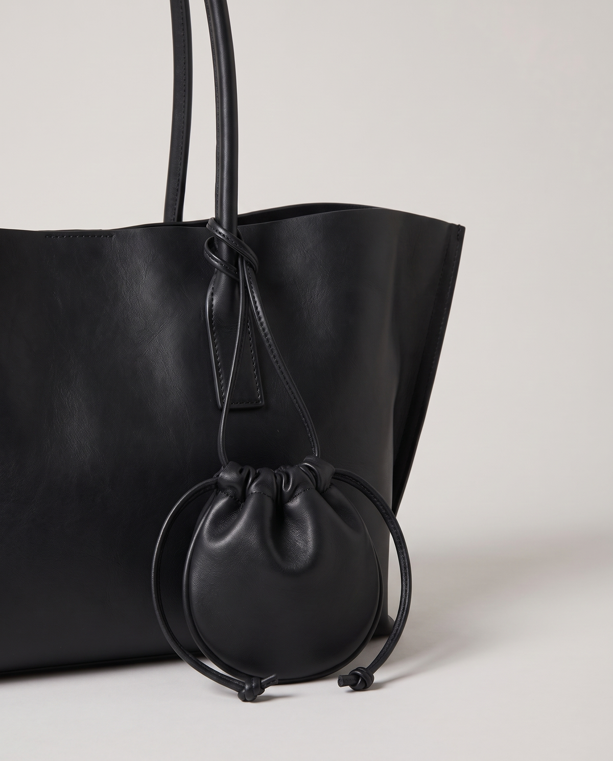 Noce tote in black, hardware and leather detail